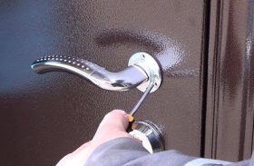 Замена дверной ручки металлической двери в Данилове
