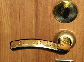Замена дверной ручки входной двери в Данилове