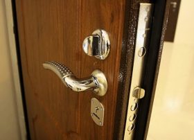 Замена входной двери в квартире в Данилове