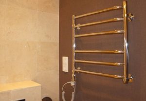 Установка электрического полотенцесушителя в ванной в Данилове